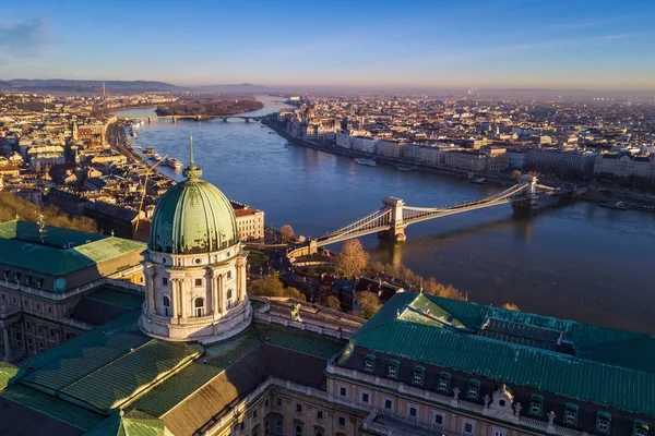 Будапешт, Венгрия - Воздушный вид на Будапешт с королевским дворцом Буда, Цепным мостом и островом Маргарет ранним утром с ясным голубым небом — стоковое фото