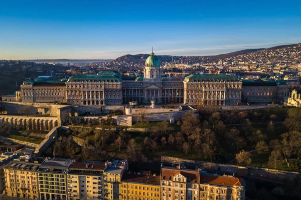 Budapest, ungarisch - Luftaufnahme der Burg Buda königlichen Palast am frühen Morgen mit klarem blauen Himmel — Stockfoto