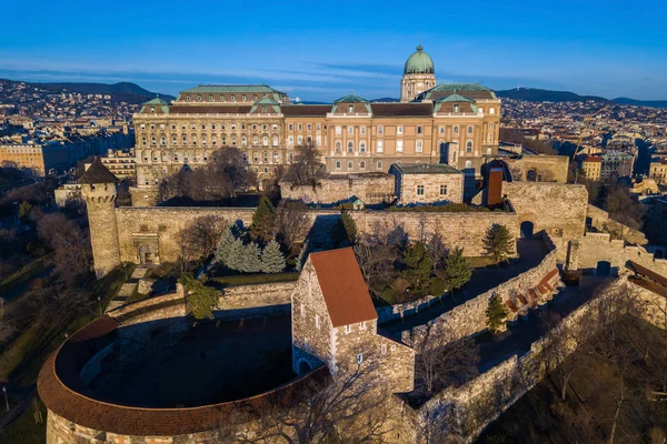 Budapest, Magyarország - Légifelvételek a Budavári királyi palota, a tiszta, kék égbolt reggel — Stock Fotó