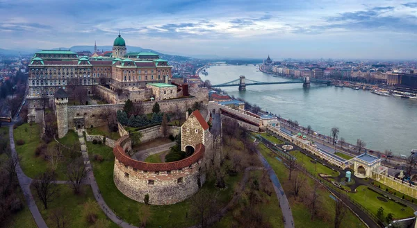 Будапешт - drone антена skyline вид Buda Castle Королівського палацу з Szechenyi Ланцюгового моста і парламенту Угорщини хмарно зимовий день — стокове фото