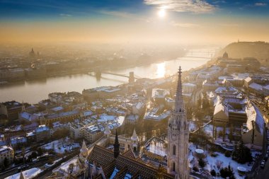 Budapeşte, Macaristan - Budapeşte Matthias Kilisesi, Szechenyi Chain Bridge ve Özgürlük Anıtı'nın panoramik hava görünümünü bir güneşli kış sabahı