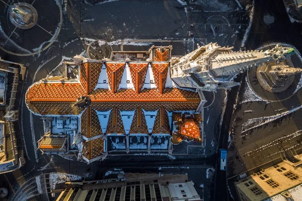 Budapest, Magyarország - légi drone fénykép a Mátyás-templom híres színes tetőtéri és a Halászbástya felülről a sunrise télen — Stock Fotó