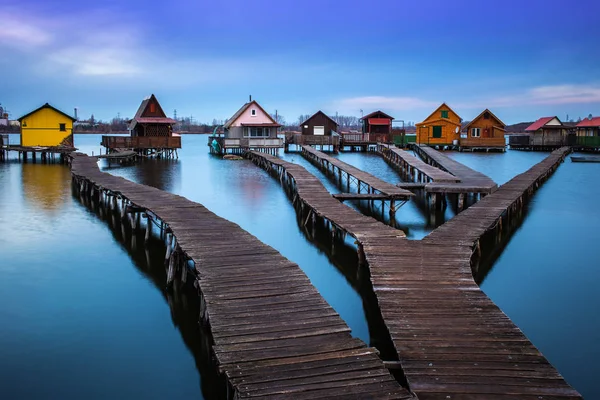 Bokod irányába-tó, Magyarország - a híres úszó falu mólók és a hagyományos halászati faházak a felhős téli reggel — Stock Fotó