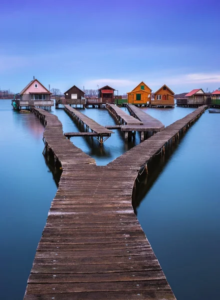 Bokod Lake, Ungarn - das berühmte schwimmende Dorf mit Stegen und traditionellen Fischerhütten an einem bewölkten Wintermorgen — Stockfoto