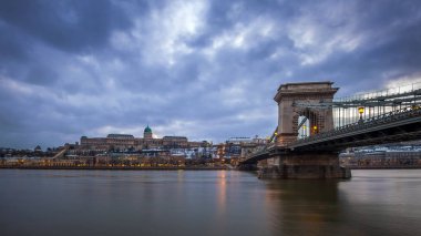 Budapeşte, Macaristan - ünlü Szechenyi Chain Bridge Buda Castle Kraliyet Sarayı alacakaranlıkta ile Tuna Nehri üzerinde