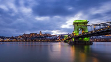 Budapeşte, Macaristan - ünlü Szechenyi Chain Bridge Buda Castle Kraliyet Sarayı mavi saatte ile Tuna Nehri üzerinde