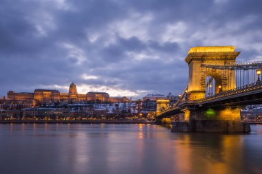 Budapeşte, Macaristan - güzel ışıklı Szechenyi Chain Bridge Buda Castle Kraliyet Sarayı ile Tuna Nehri üzerinde mavi saatte