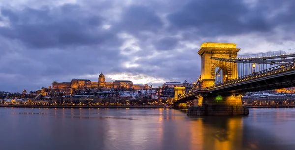 Budapeste, Hungria - Ponte da Cadeia de Szechenyi iluminada bonita sobre o rio Danúbio com Buda Castelo Palácio Real em hora azul — Fotografia de Stock