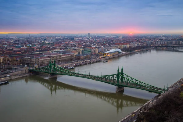 Budapest, Magyarország - gyönyörű szabadság-híd és a napkelte hozott a Gellért-hegy téli idő — Stock Fotó