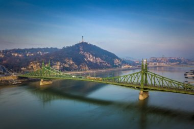Budapeşte, Macaristan - geleneksel sarı Macar tramvay arka plan bir meşgul kış sabahı Gellert Hill, Citadella, Özgürlük Anıtı ve Buda Castle Kraliyet Sarayı ile Özgürlük Köprüsü üzerinde devam