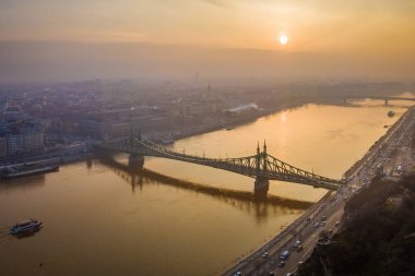 Budapeşte, Macaristan - Özgürlük Köprüsü (Szabadsag sakladım) nehir Tuna üzerinde bir güzel kış sabahı hava görünümünü gündoğumu