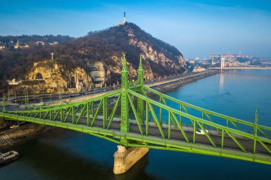 Budapeşte, Macaristan - güzel Özgürlük Köprüsü (Szabadsag sakladım) arka plan, Gellert Hill, Citadella, Özgürlük Anıtı ve Buda Castle Kraliyet Sarayı ile bir kış sabahı