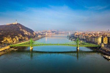 Budapeşte, Macaristan - güzel Özgürlük Köprüsü (Szabadsag sakladım) hava manzarası görünümünü arka plan ile Gellert Hill, Citadella, Özgürlük Anıtı, Elisabeth Köprüsü ve Buda Castle Kraliyet Sarayı ile güneşli bir sabahı açık mavi gökyüzü
