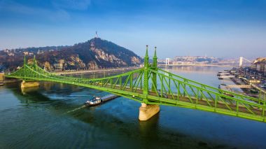 Budapeşte, Macaristan - güzel Özgürlük Köprüsü (Szabadsag sakladım) arka plan ile nehir Tuna ve Citadella, Özgürlük Anıtı'nın üzerinde gidiş nicke hava panoramik manzaralı açık mavi gökyüzü