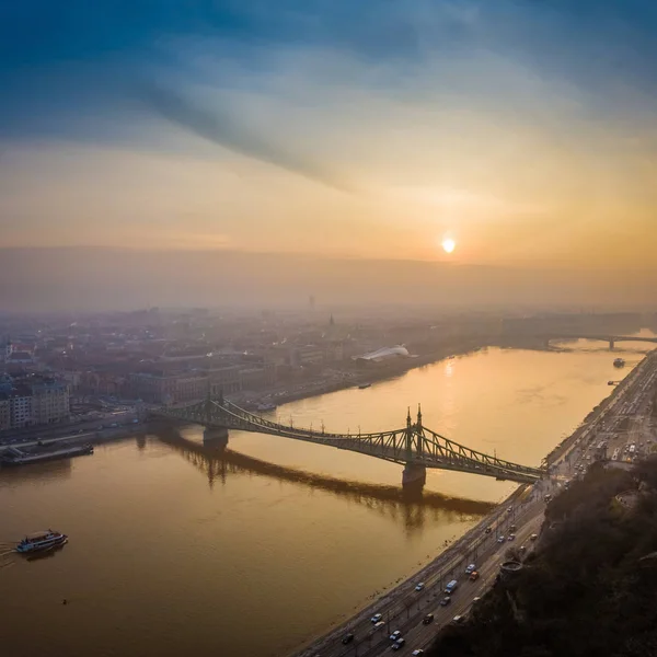 Budapest, Magyarország - Légifelvételek a szabadság híd (Szabadsag Hid) Duna napkeltekor egy szép téli reggelen — Stock Fotó