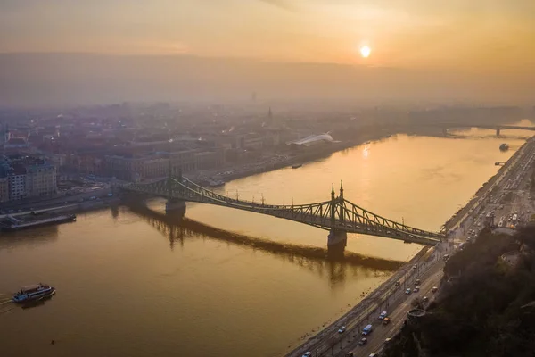 Budapest, Hungary - Aerial view of Liberty Bridge (Szabadsag Hid) over River Danube at sunrise on a beautiful winter morning — Stock Photo, Image