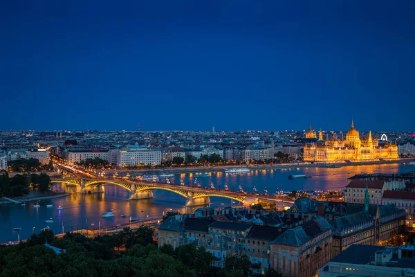 Budapeste, Hungria - Vista panorâmica de Budapeste à hora azul com o Parlamento iluminado da Hungria, Ponte Margaret e Ilha Margaret — Fotografia de Stock