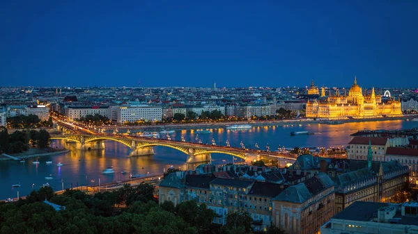 Budapest, Magyarország - kék óra világító Parlament, Margit híd és a Margit-sziget Budapest panorámás látképe megtekintése — Stock Fotó