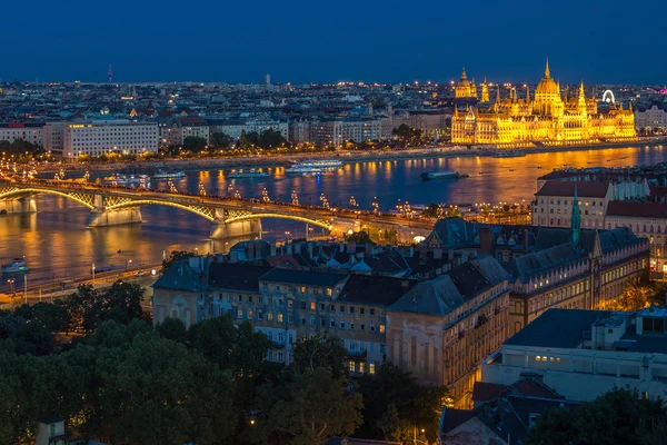 Budapeszt, Węgry - panoramiczny widok oświetlony Parlamentu Węgier, Mostu Małgorzaty i Wyspy Małgorzaty w Budapeszcie w godzinie niebieski — Zdjęcie stockowe