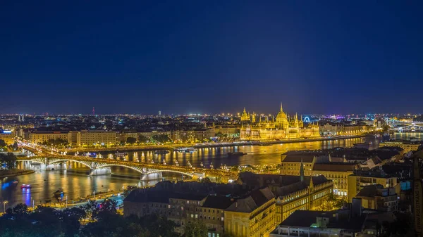 Budapest, Hongarije - skyline van het panoramisch uitzicht van Boedapest op blauwe uur met de verlichte Parlement van Hongarije, Margitbrug en andere beroemde bezienswaardigheden — Stockfoto