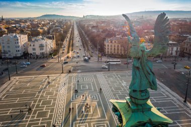 Budapeşte, Macaristan - kahramanlar Meydanı Andrassy Caddesi ve Budapeşte manzarası arka plan, gün batımında üst arkadan melek heykel