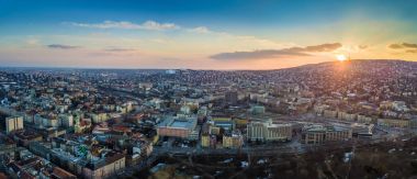 Budapeşte, Macaristan - Batı Buda kenarında Budapeşte Tren İstasyonu'na ve Buda Hills günbatımı vasıl geçmiş görünümünü panoramik hava manzarası