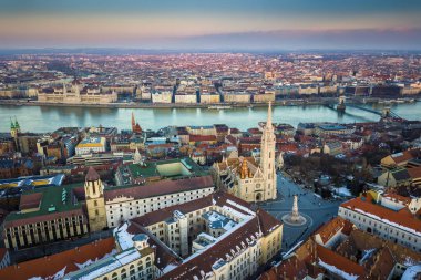 Budapeşte, Macaristan - Budapeşte ünlü Matthias Kilisesi, Fisherman's Bastion, Szechenyi Chain Bridge ve Macaristan Parlamento Buda tarafında kış zamanla görünümünü hava manzarası açık mavi gökyüzü