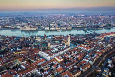 Budapeşte, Macaristan - açık mavi gökyüzü ile kış anda ünlü Matthias Kilisesi, Fisherman's Burcu, Szechenyi Chain Bridge ve Macaristan Parlamento ile kale bölgesinin hava manzarası görünümü