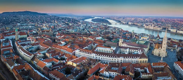 Budapest, Magyarország - panorámás légi skyyline Budapest látképe. Ez a nézet tartalmazza a Mátyás-templom, Halászbástya, a magyar Parlament és a Budai vár a téli időszakban — Stock Fotó