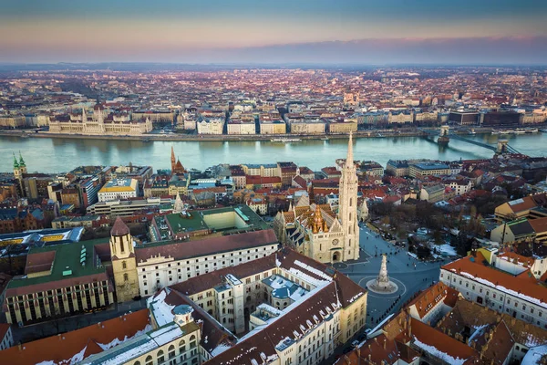 Budapeszt, Węgry - Aerial panoramę budańskiej stronie Budapesztu z słynnego kościoła Macieja, Fisherman's Bastion, Szechenyi Chain Bridge i Parlamentu Węgier w okresie zimowym z jasne, Błękitne niebo — Zdjęcie stockowe