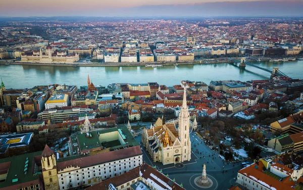 Budapest, Hungría - Vista aérea del lado de Buda de Budapest con la famosa Iglesia de Matías, el Puente de la Cadena de Szechenyi y el Parlamento de Hungría en invierno con cielo azul claro — Foto de Stock