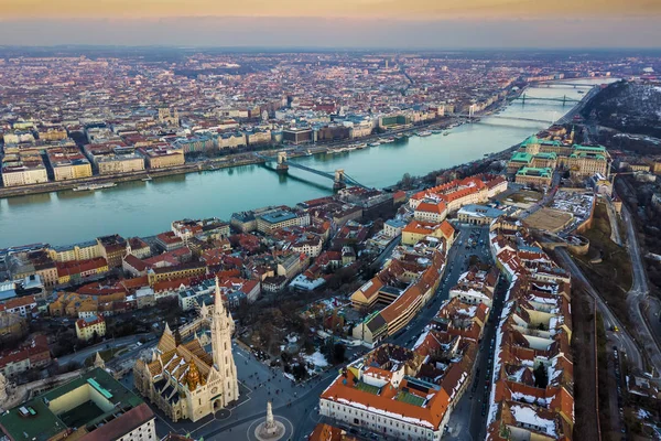 Будапешт, Венгрия - Зимнее время года в г. Будапешт, Венгрия - воздушный кадр красивой церкви Маттиаса с Рыбацким бастионом, Королевским дворцом в Буде и Цепным мостом в Сечени — стоковое фото