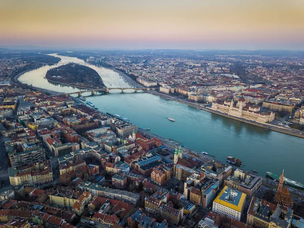 Budapest, Magyarország - légi látképére kilátást Budapest, a magyar Parlament, a Margitsziget és a híd és a városnézés hajóval, a Duna naplementekor — Stock Fotó