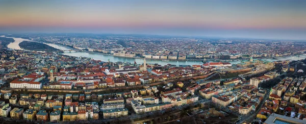 Budapešť, Maďarsko - letecké panoramatické panorama pohled Budapešti při západu slunce. Toto zobrazení zahrnuje parlamentu z Maďarska, Markétin ostrov a most, Matthias Church a Budínský hrad královský palác — Stock fotografie