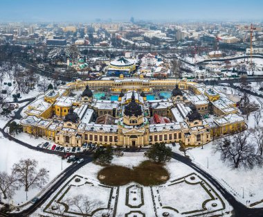 Budapeşte, Macaristan - Şehir Parkı (Varosliget) ünlü Szechenyi termal banyo hava manzarası görünümünü bir karlı kış sabahı