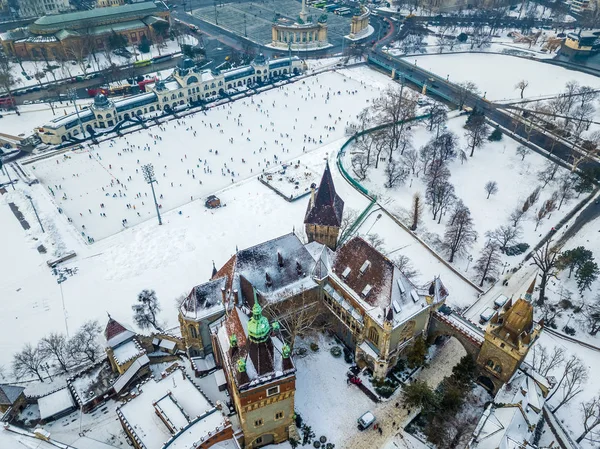 Budapesta, Ungaria - Vedere aeriană a castelului Vajdahunyad înzăpezit cu City Park Ice Rink și Piața Eroilor în fundal într-o dimineață de iarnă — Fotografie, imagine de stoc