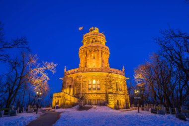 Budapeşte, Macaristan - Elizabeth Lookout (Erzsebet Kilato) üst kısmında Janos Hill ile bir soğuk kış gecesinde mavi saatte açık mavi gökyüzü