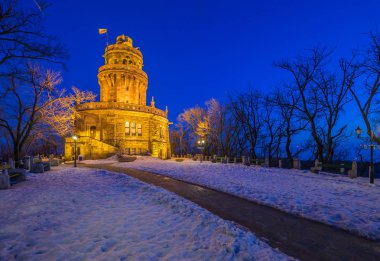 Budapeşte, Macaristan - Elizabeth Lookout (Erzsebet Kilato) üst kısmında Janos Hill ile bir soğuk kış gecesinde mavi saatte açık mavi gökyüzü