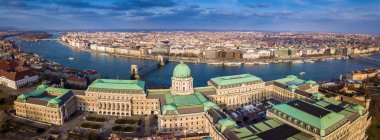 Budapeşte, Macaristan - Hava manzarası görünümü ulaşırken, arka plan ve ünlü Buda Castle Kraliyet Sarayı Castle District Szechenyi Chain Bridge ile. Mavi Gökyüzü bulutlu