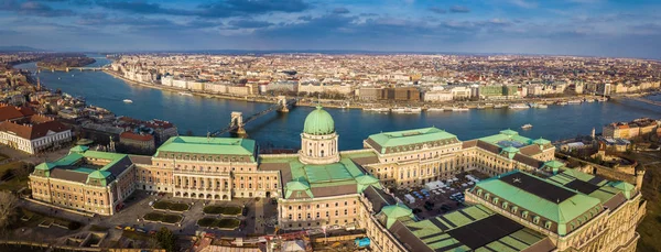 Budapest, Magyarország - légi látképére kilátást a híres Budai vár királyi palota, a Széchenyi Lánchíd, Budai vár és más nevezetességek, a háttérben. Kék ég, a felhők — Stock Fotó