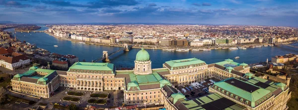 Budapest, Hungría - Vista aérea del famoso Palacio Real del Castillo de Buda en el Distrito del Castillo con el Puente de la Cadena de Szechenyi y otros lugares de interés en el fondo. Cielo azul con nubes — Foto de Stock