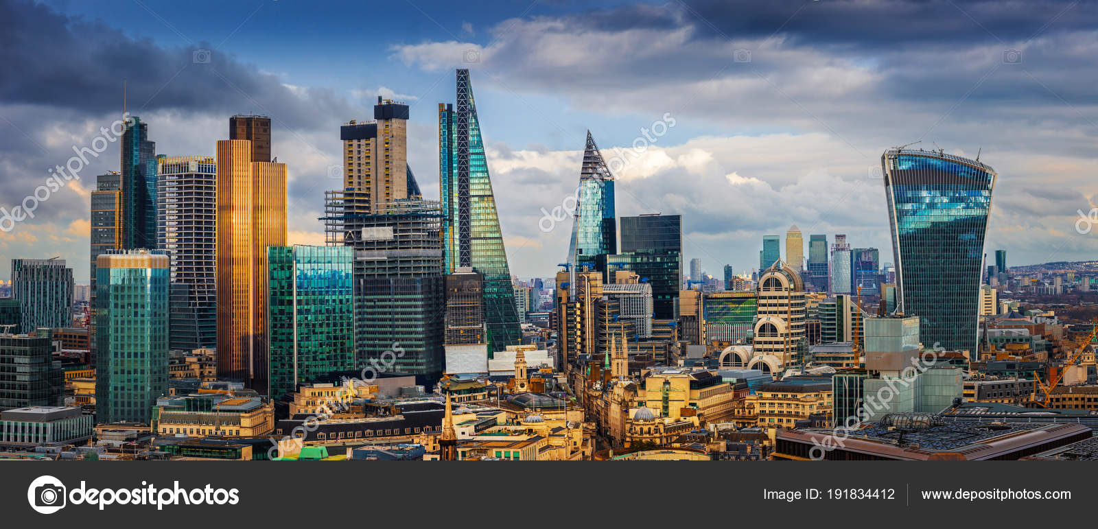 ロンドン、イギリス - 銀行とカナリーワーフ、ロンドンの有名な高層ビルと大手金融地区と黄金の時間夕暮れ青空と雲の他のランドマークの地平線を見渡すパノラマ  ビュー — ストック編集用写真©zoltangabor#191834412