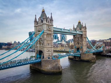 Londra, İngiltere - Finans banka merkezi arka plan, gökdelenler ile bulutlu uyandığımız üzerinde ikonik Tower Bridge ve Tower of London havadan görünümü