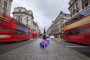 Londra, İngiltere - ikonik kırmızı Çift katlı otobüs hareket ile meşgul Regent Street'teki İngiliz şemsiye