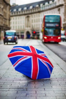 Londra, İngiltere - Regent Street İngiliz şemsiye ile ikonik kırmızı Çift katlı otobüs ve siyah taksi harekete geçti