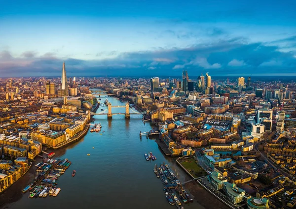 Londres, Inglaterra - Vista panorámica del horizonte aéreo de Londres, incluyendo Tower Bridge con autobús rojo de dos pisos, Torre de Londres, rascacielos de Bank District y otros famosos rascacielos a la hora dorada — Foto de Stock