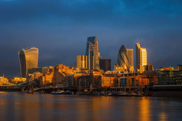 London, England - Fantastiskt dramatisk himmel och gyllene timmen solljus på Bank i London med berömda skyskrapor — Stockfoto