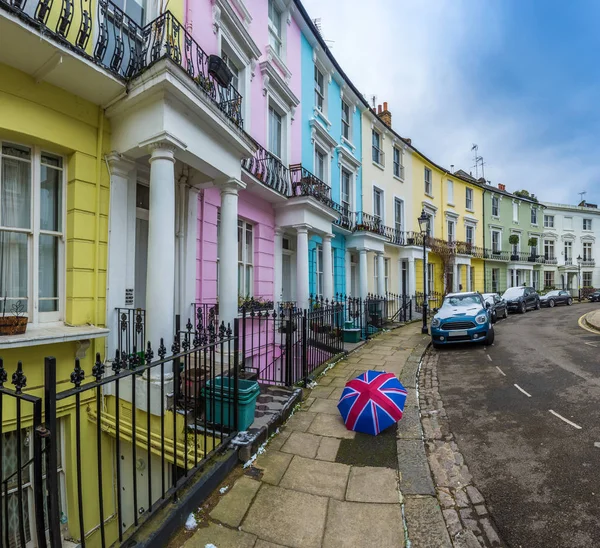 Londres, Inglaterra - coloridas casas victorianas de la colina Primrose con paraguas de estilo británico y cielo azul — Foto de Stock