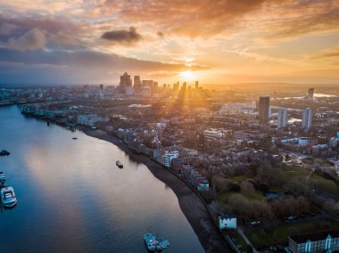 Londra, İngiltere - Doğu Londra gündoğumu, panoramik hava manzarası görünümüyle, Canary Wharf ve güzel renkli gökyüzü arka plan, skycrapers