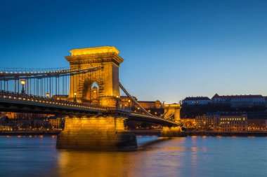 Budapeşte, Macaristan - Szechenyi zincir köprü nehir Tuna ve Buda Castle Kraliyet Sarayı mavi saatte ile aydınlatılmış açık mavi gökyüzü